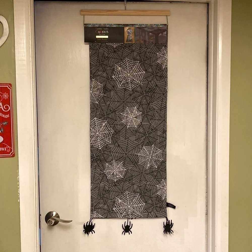 NWT!  CYNTHIA ROWLEY CURIOUS GLOW IN THE DARK SPIDERWEB HALLOWEEN TABLE RUNNER